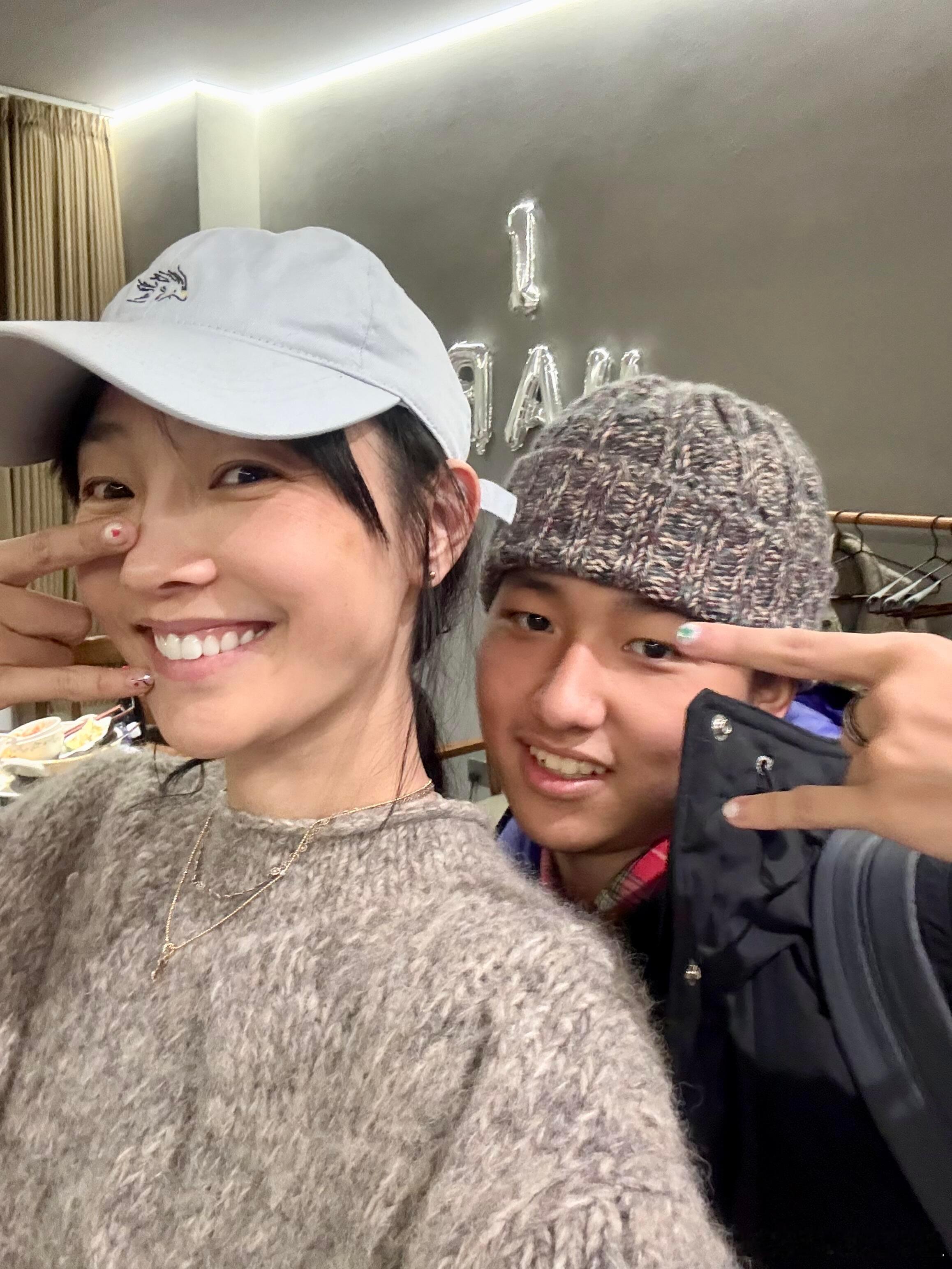 白百何晒与大儿子合影，18岁元宝长得真像爸，母子俩做了同款美甲