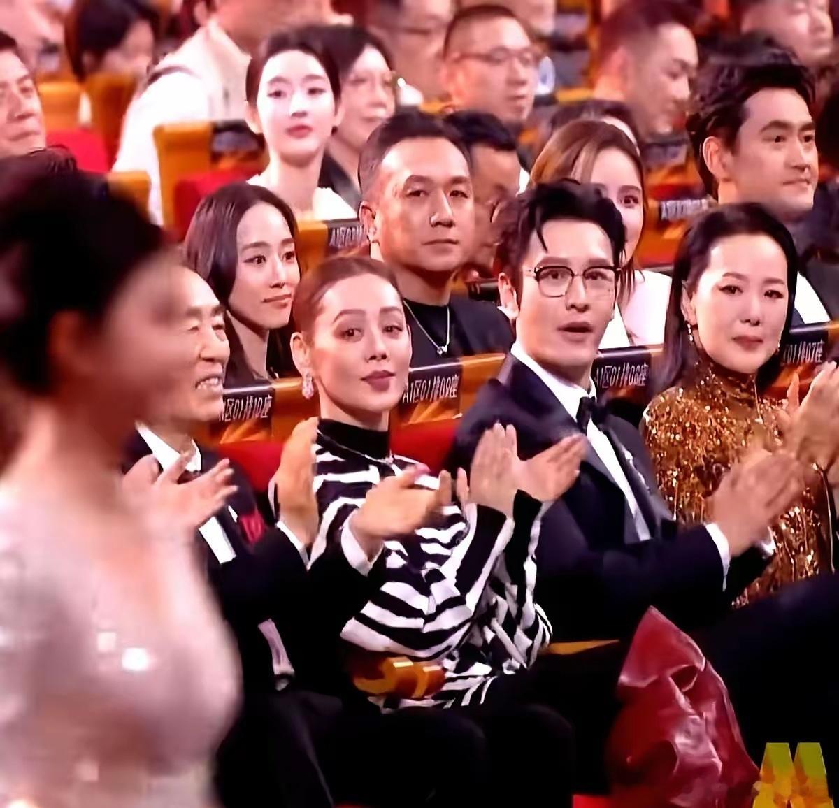 有人说，颁奖礼上的表情真能揭示一个时代的变化。2021年金鸡奖的那一幕，让人深感