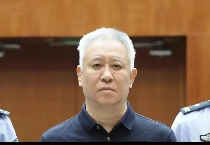 许家印被判无期徒刑后，网友实地去看了他在英国的豪宅，已经被流浪汉占领，外形依旧大