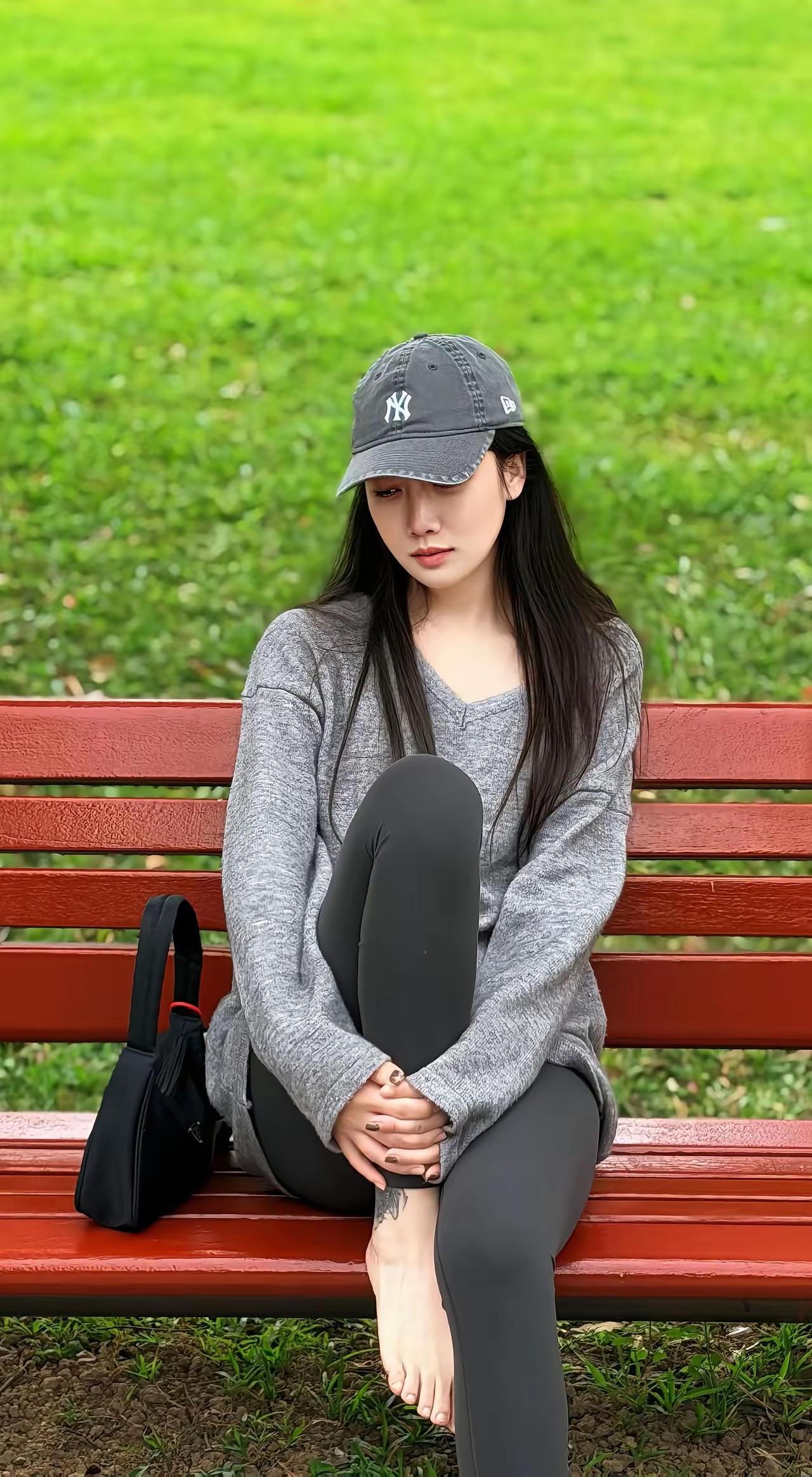 在公园长椅上享受宁静时光，穿着舒适，心情放松。🍃👒👗