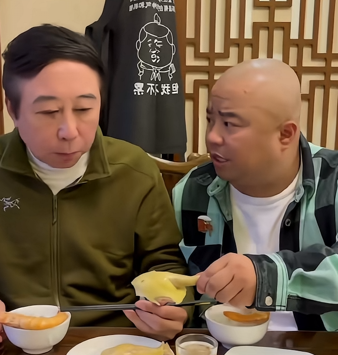 冯巩徒弟曹随风真给师父长脸，携好友参加“儿子”婚宴，现场亲自献唱，还要送上大红包