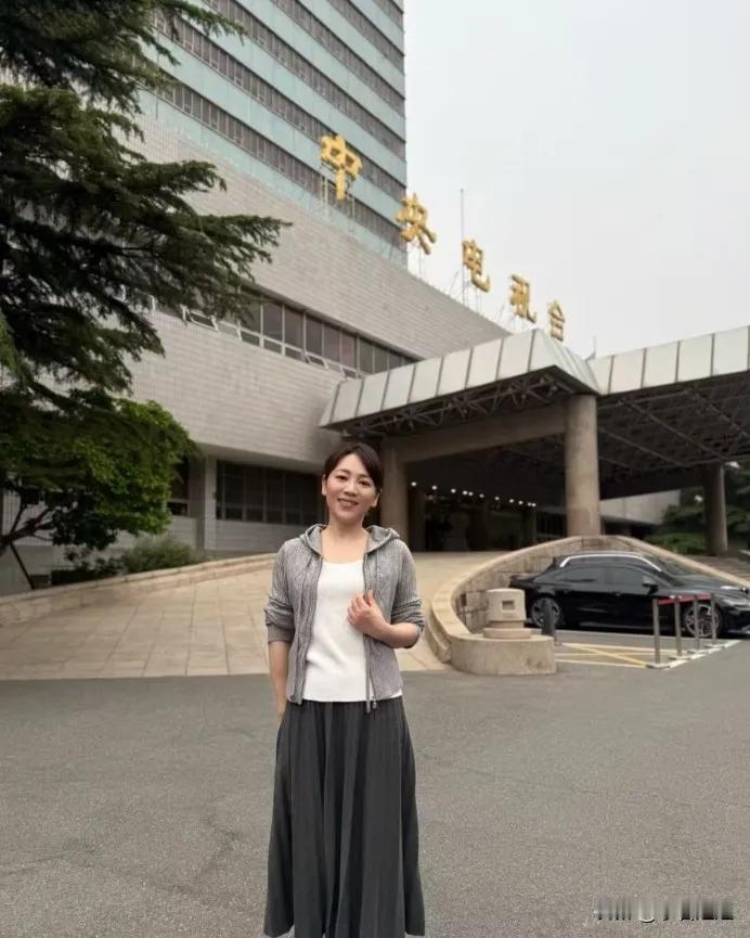 劳春燕啊劳春燕你这是啥操作啊五一大家都在景区挤破头，你倒好，晒20年前后的工