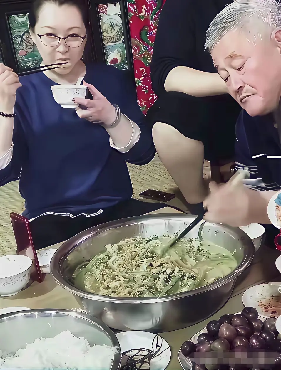 想不到赵本山吃的挺寒酸