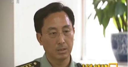 1985年，老山战场上，20岁小战士被炸伤，眼看敌人正冲过来。他丢下枪，匍匐爬去