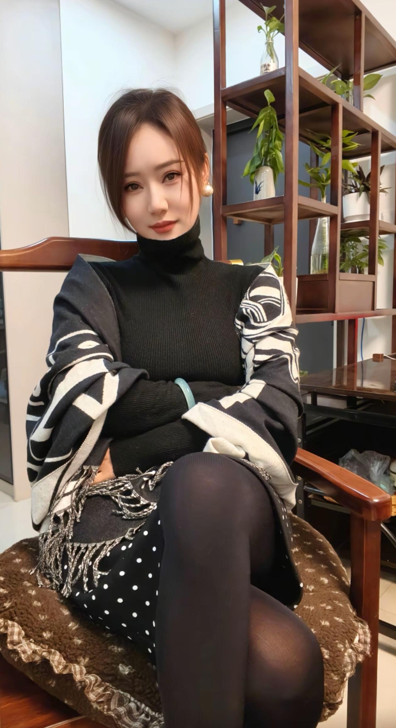 时尚穿搭指南：黑白撞色毛衣+波点裙，轻松优雅！