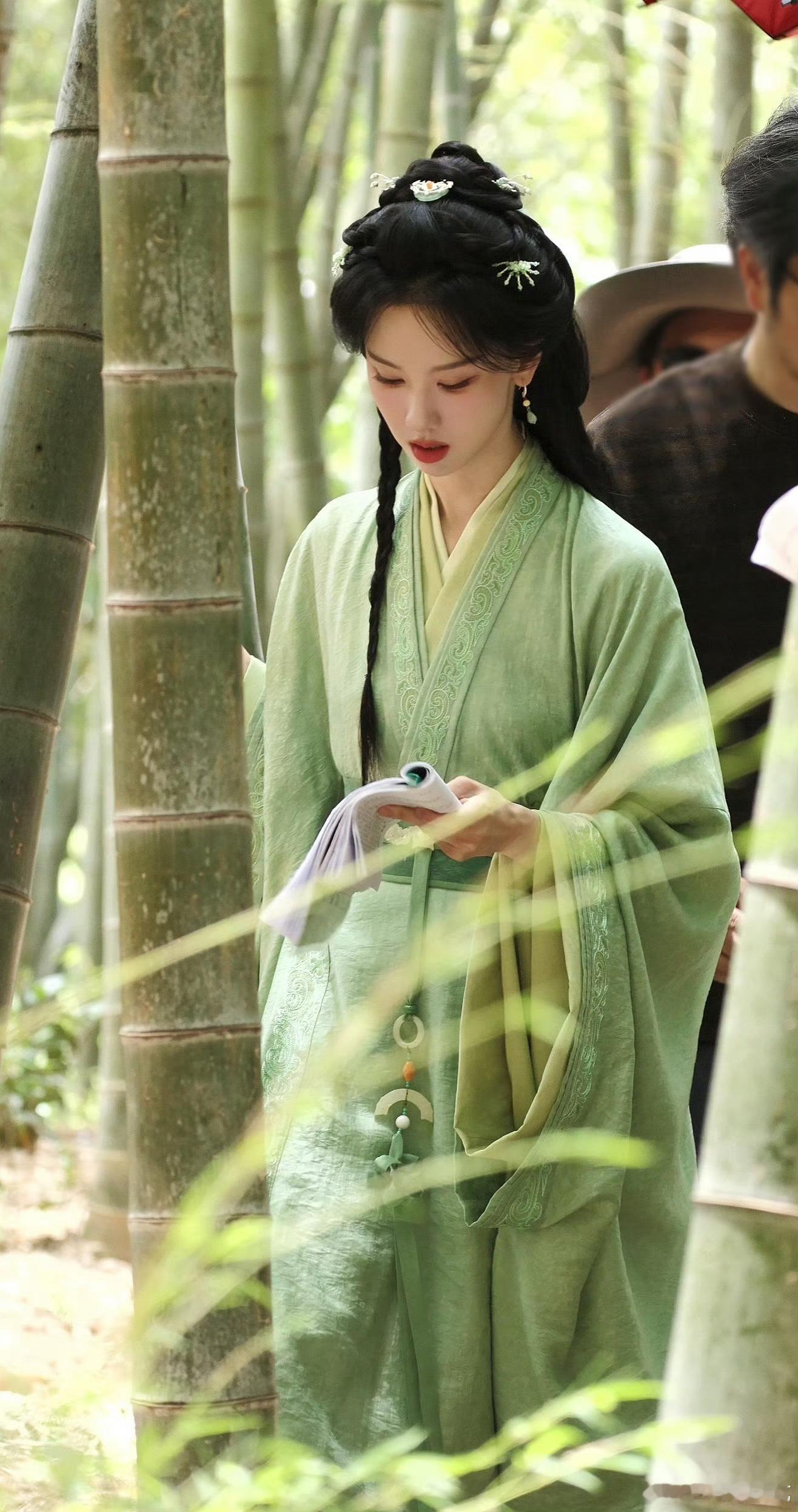 陈都灵翘楚路透，佳人玉立清雅脱俗，这套跟她的气质很配陈都灵竹林绿衣路透​​​