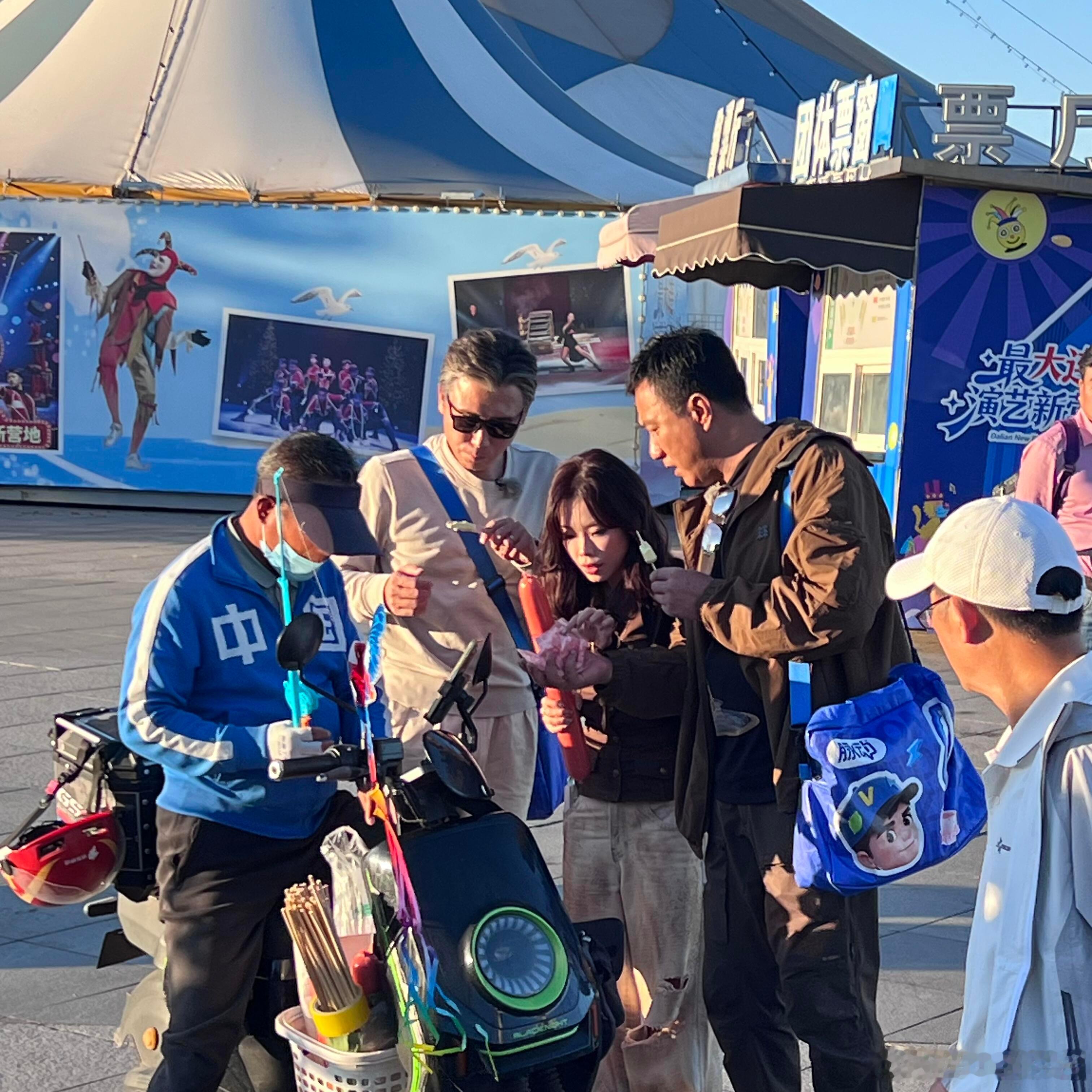 偶遇胡军万妮达喂海鸥大连偶遇胡军李乃文万妮达综艺录制花絮太有烟火气，两位大哥细心