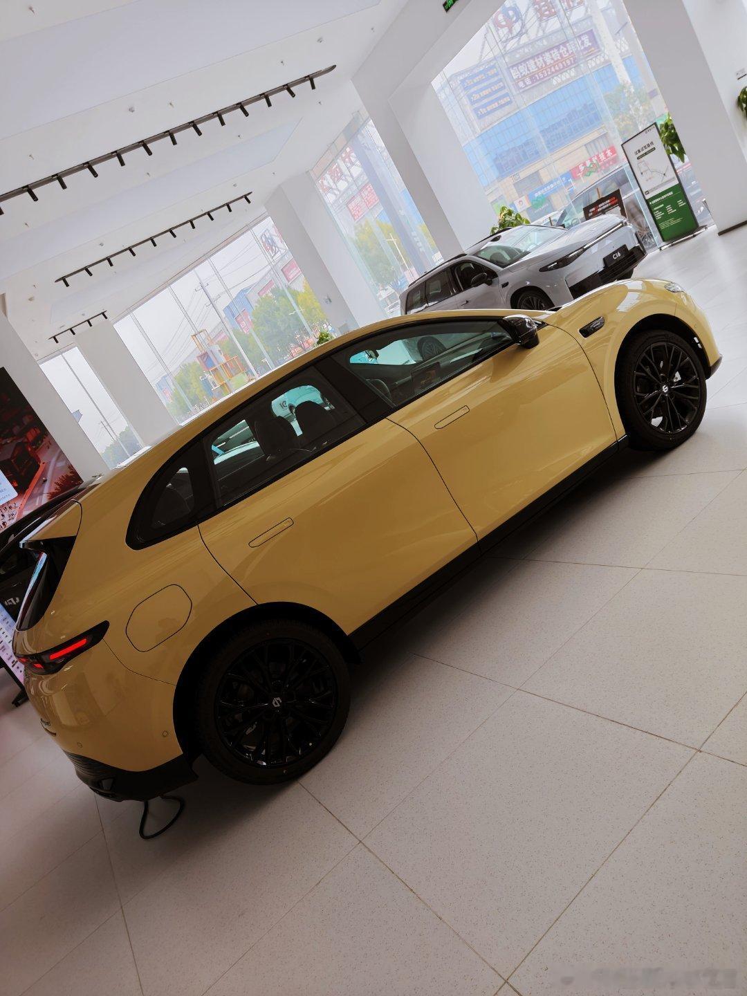 保养偶遇小钢炮!今天开着我的C01去做保养,等车的时候在展厅里溜达,正好看到刚到