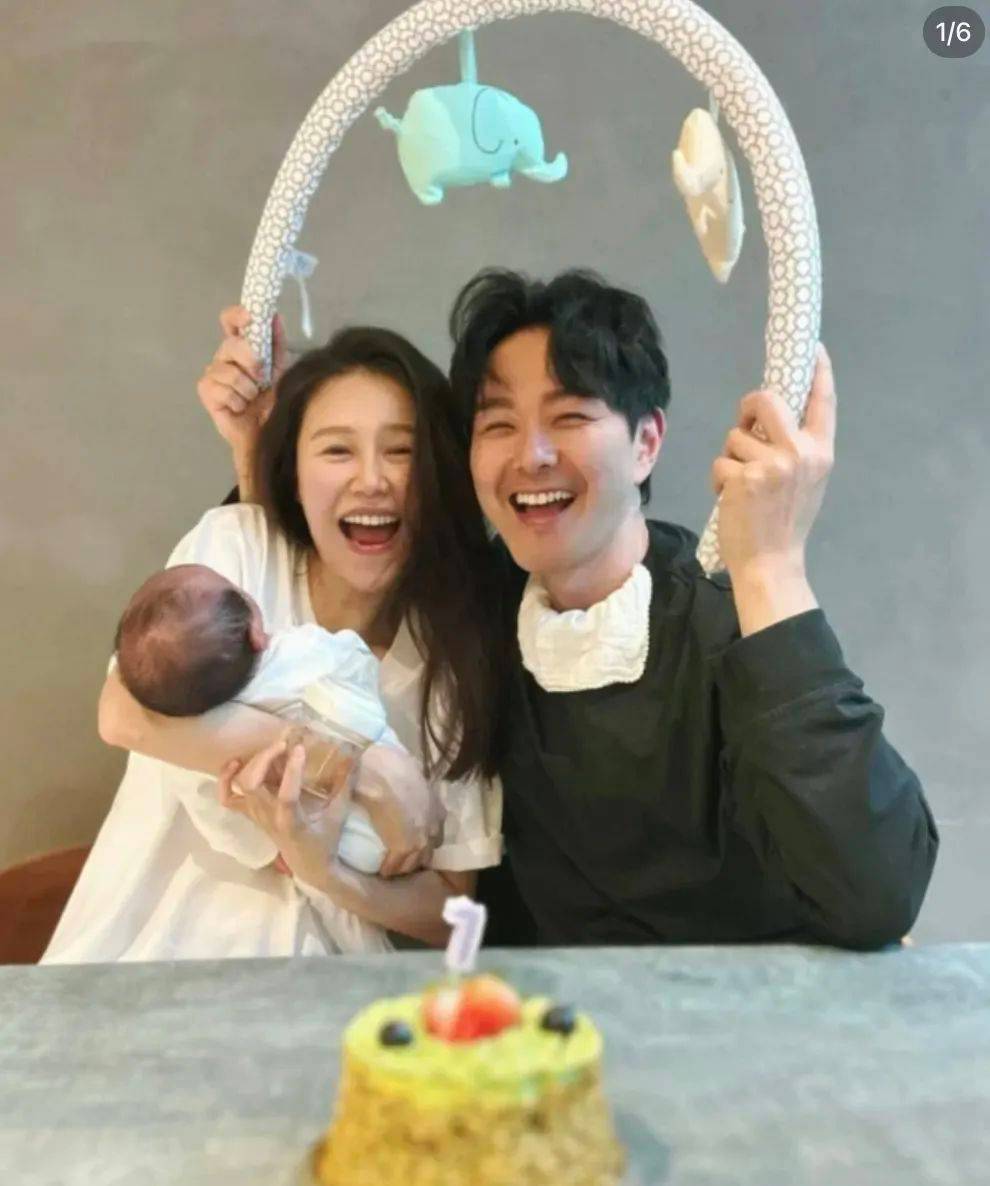TVB小生萧正楠与妻子黄翠如喜得贵子，举办百日宴。众多艺人如马国明夫妇、陈敏之等