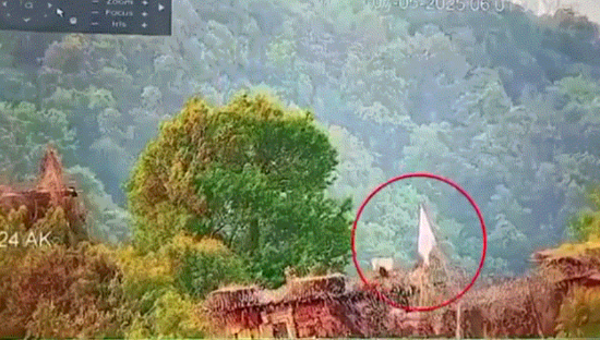 印军竟挥舞白旗投降，网友调侃：难道是买阵风战机附赠的？巴基斯坦军方公布的一段