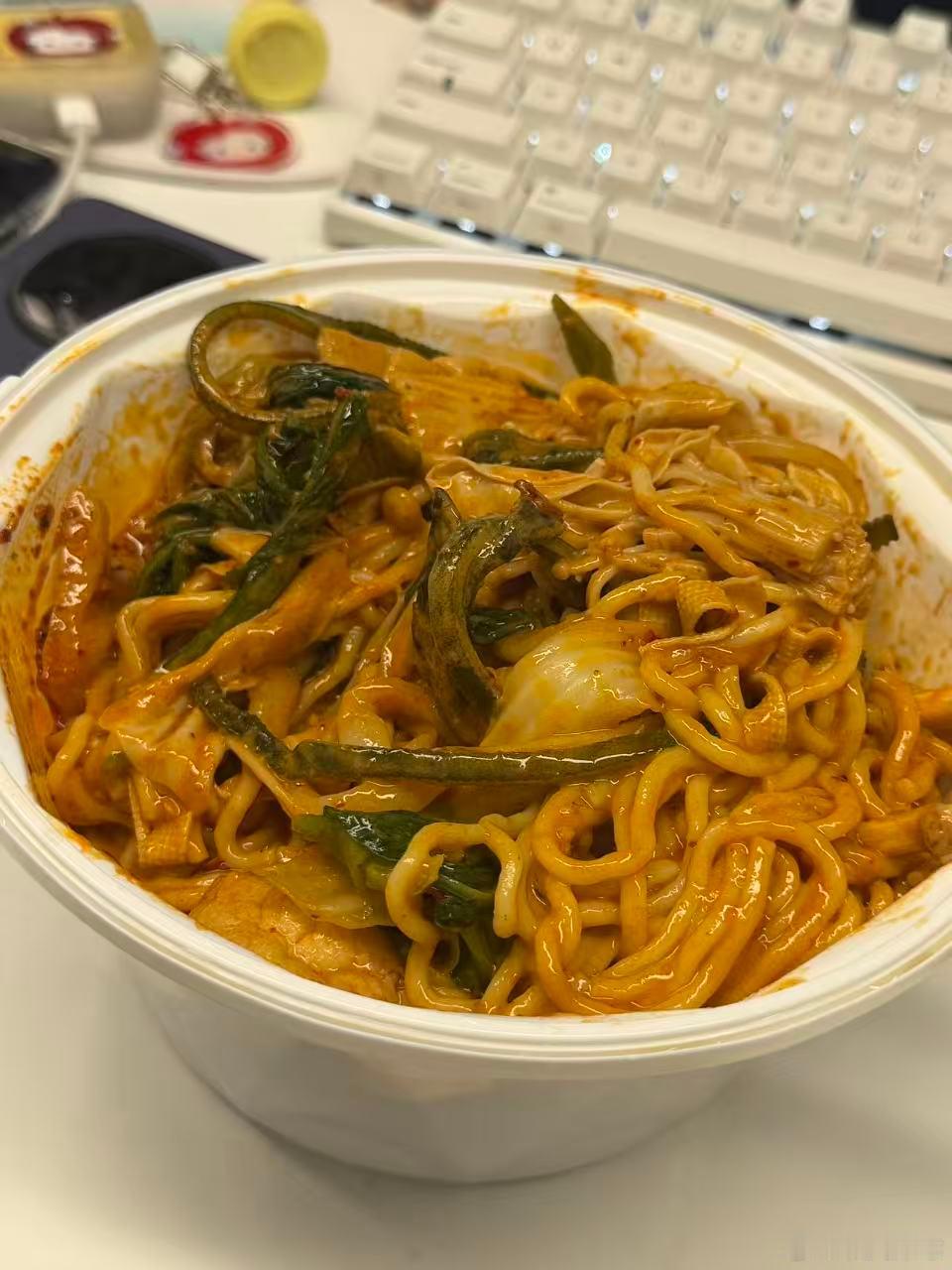 拼多多美团京东淘天抖音被罚35亿，原因是幽灵外卖。幽灵外卖线上光鲜线下无店，而且