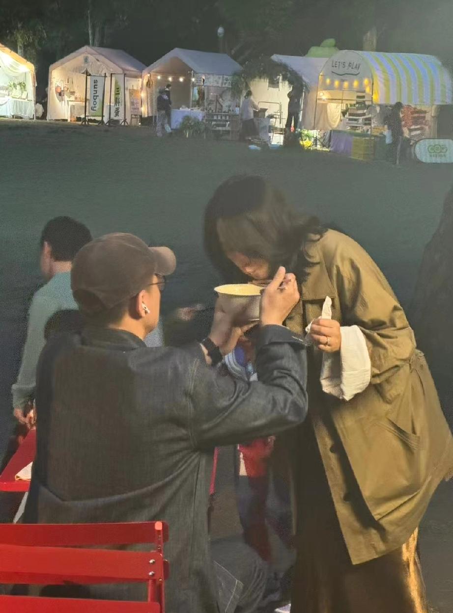 可以质疑朱丹的表达能力，但真的不能质疑她挑老公的眼光。周一围私下真的很宠老婆朱