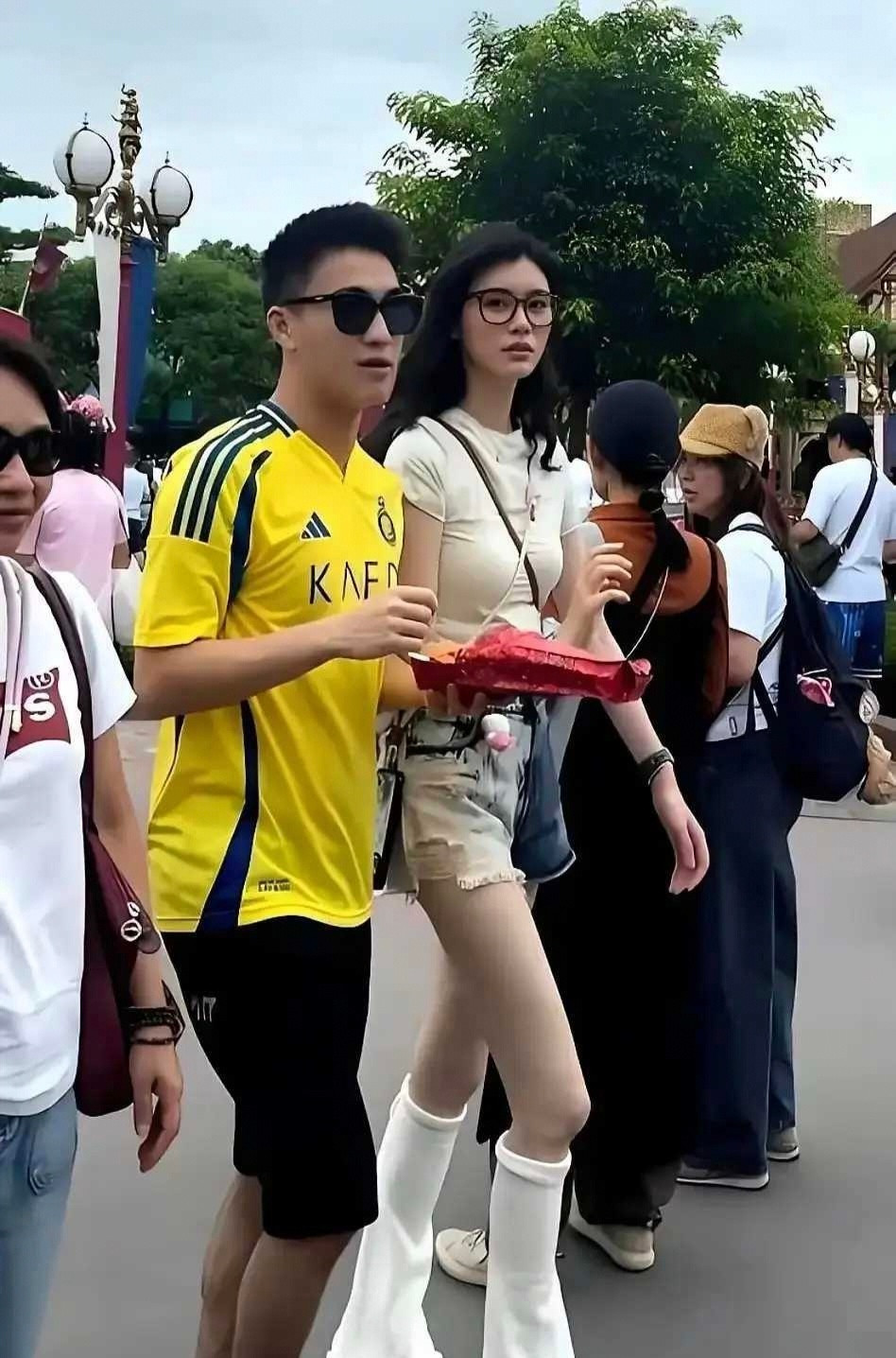 奚梦瑶的命，确实好上海小姑娘，家里就她一个。爸做外贸，妈当老师。3岁芭蕾，5岁钢