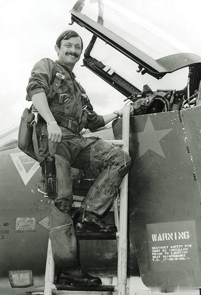 越军921团1大队飞行员NguyenHongMy阮鸿美中尉在米格-21ПФМ