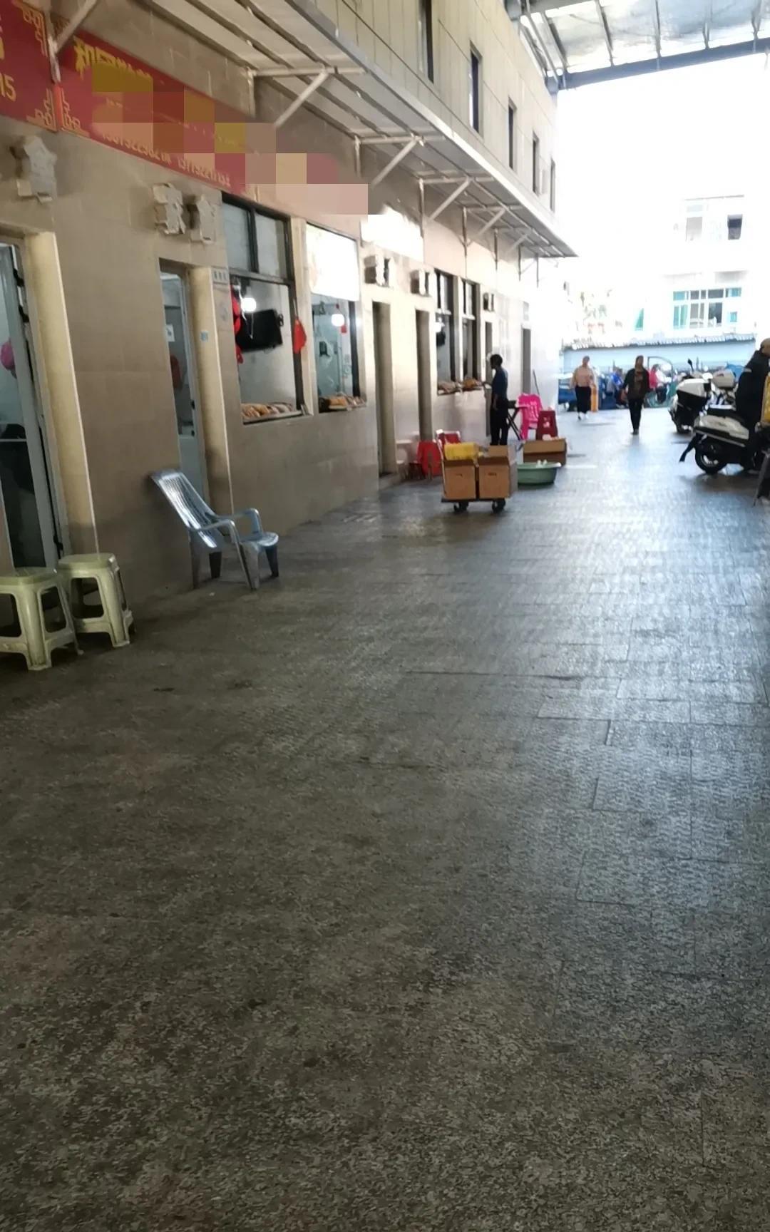 如今的资本家一点情理也不讲小舅在一家屠宰场上班，在厂里，他算是老员工，干了二十