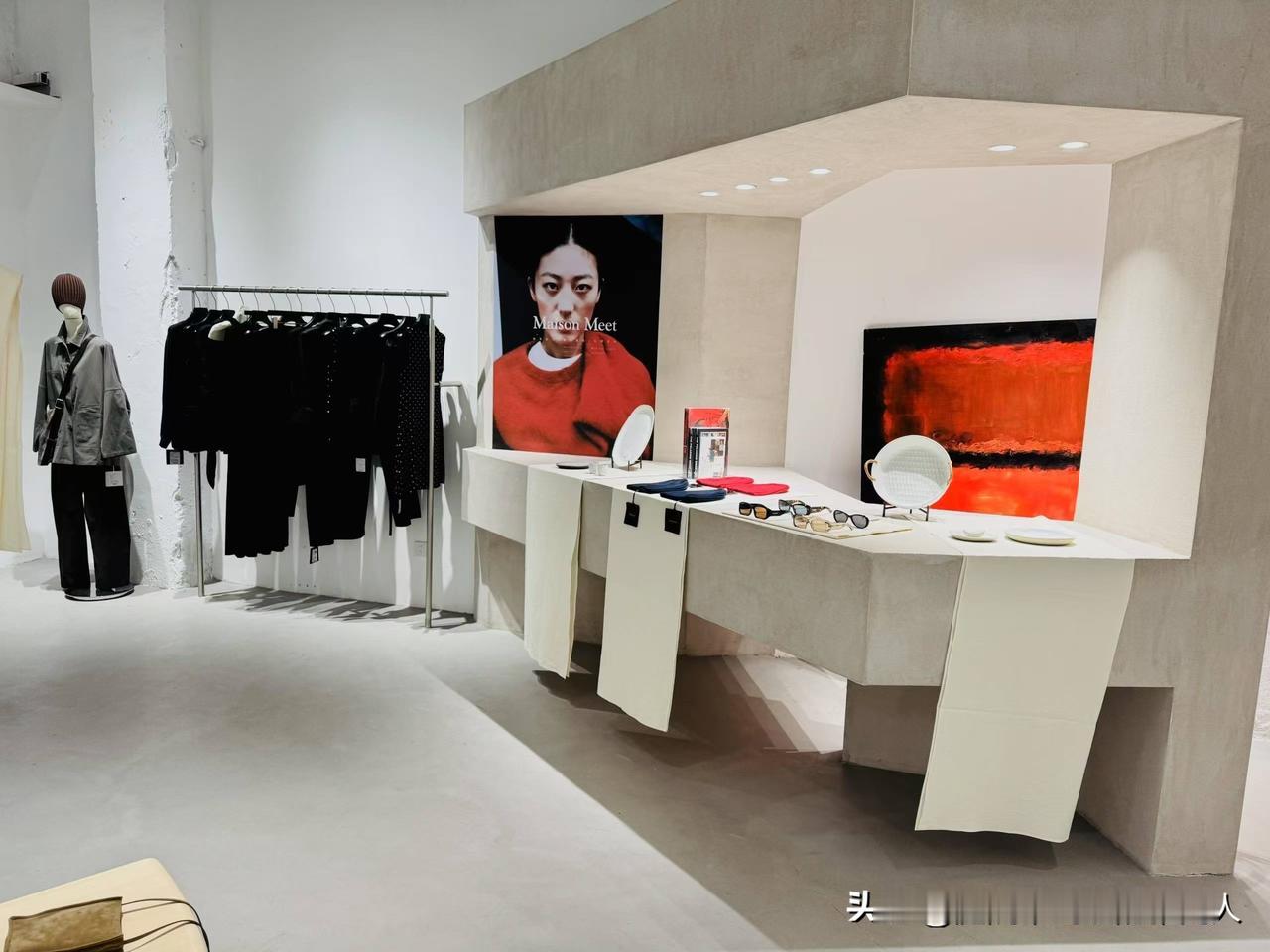 我大姑姐开了一家服装店，要让我辞职去当店长，一个月给我开7千，我老公被说得天天催