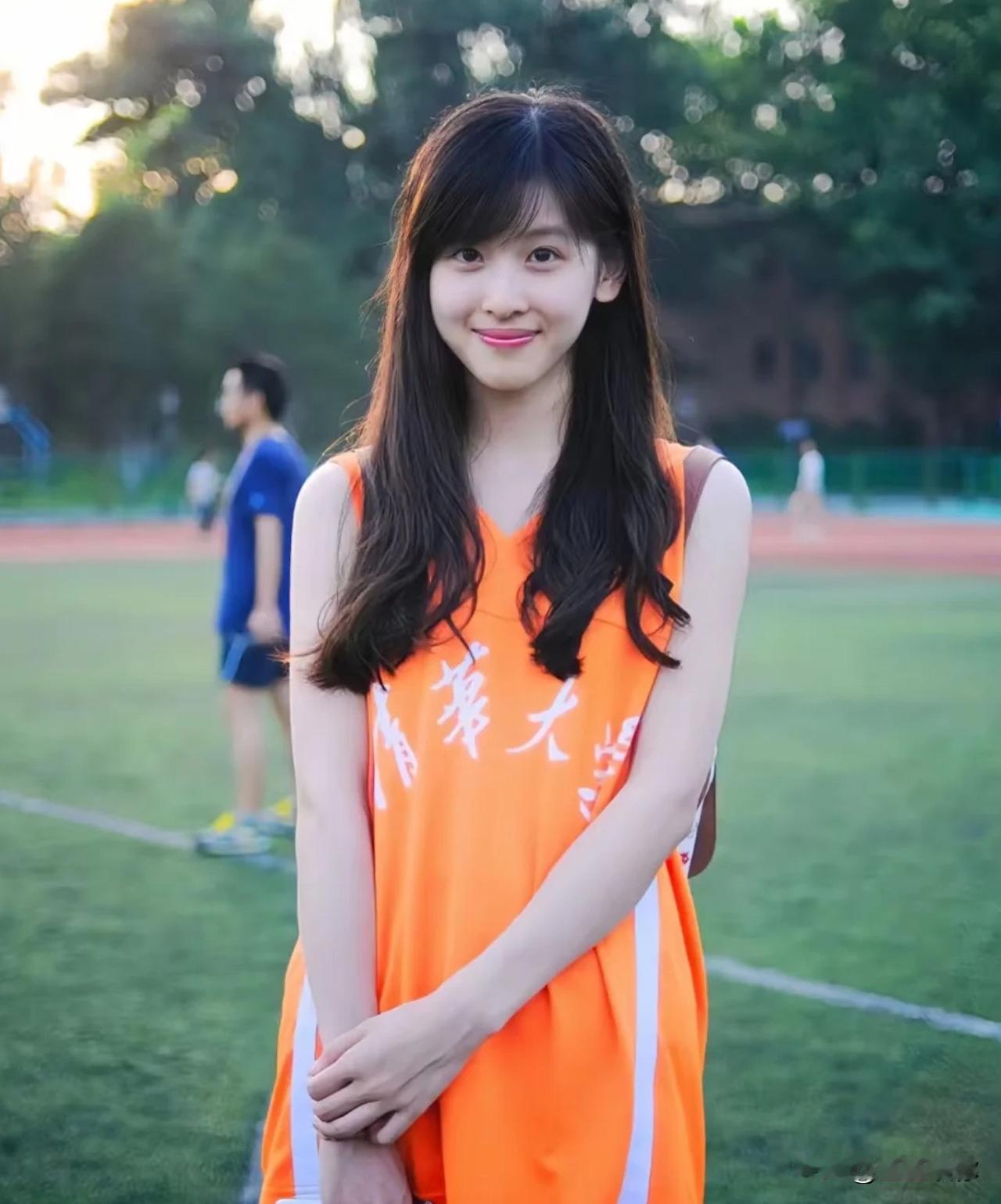 谁接触一个比自己小十几二十岁的人都会觉得对方单纯，像章泽天这样家境又好长得又漂亮