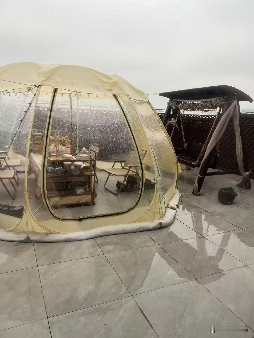 不再是男主外女主内那一套，赚钱养家不是男人的专属，家务带娃也不是女人的义务。两个