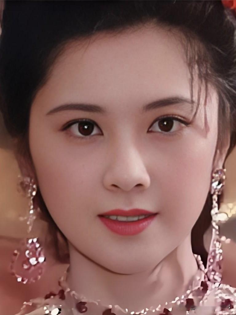 眉间藏秋水，一笑倾盛唐。她是女儿国国王，也是时光偷不走的古典美人——朱琳，岁月愈