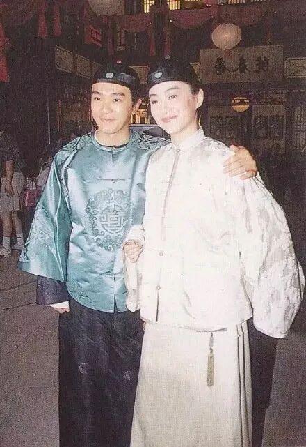 1992年电影《鹿鼎记2：神龙教》拍摄片场的林青霞和周星驰这组照片是199