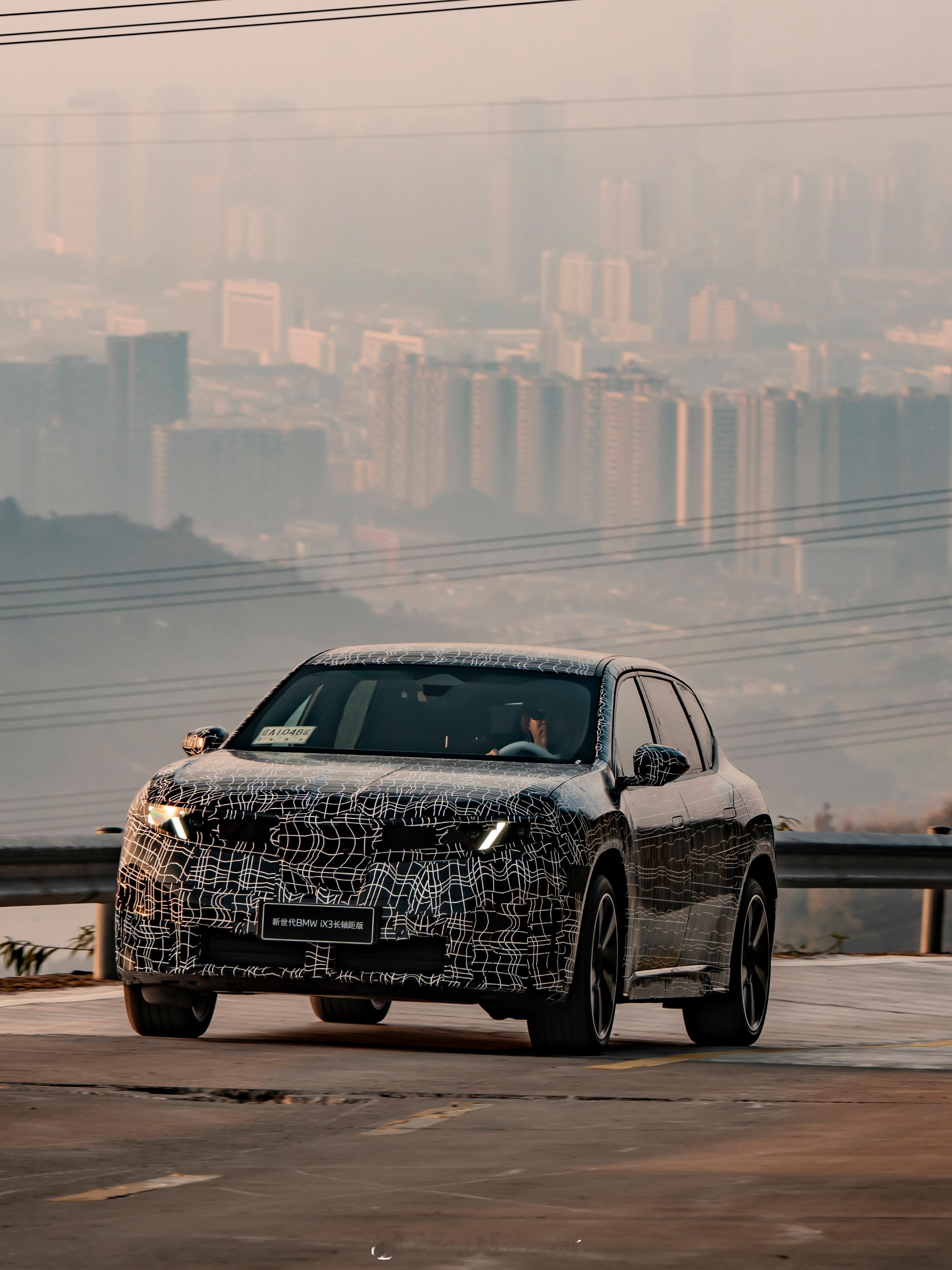 开新世代的宝马iX3，出发前车辆显示电量为82％，激烈驾驶几十公里之后，回来停下