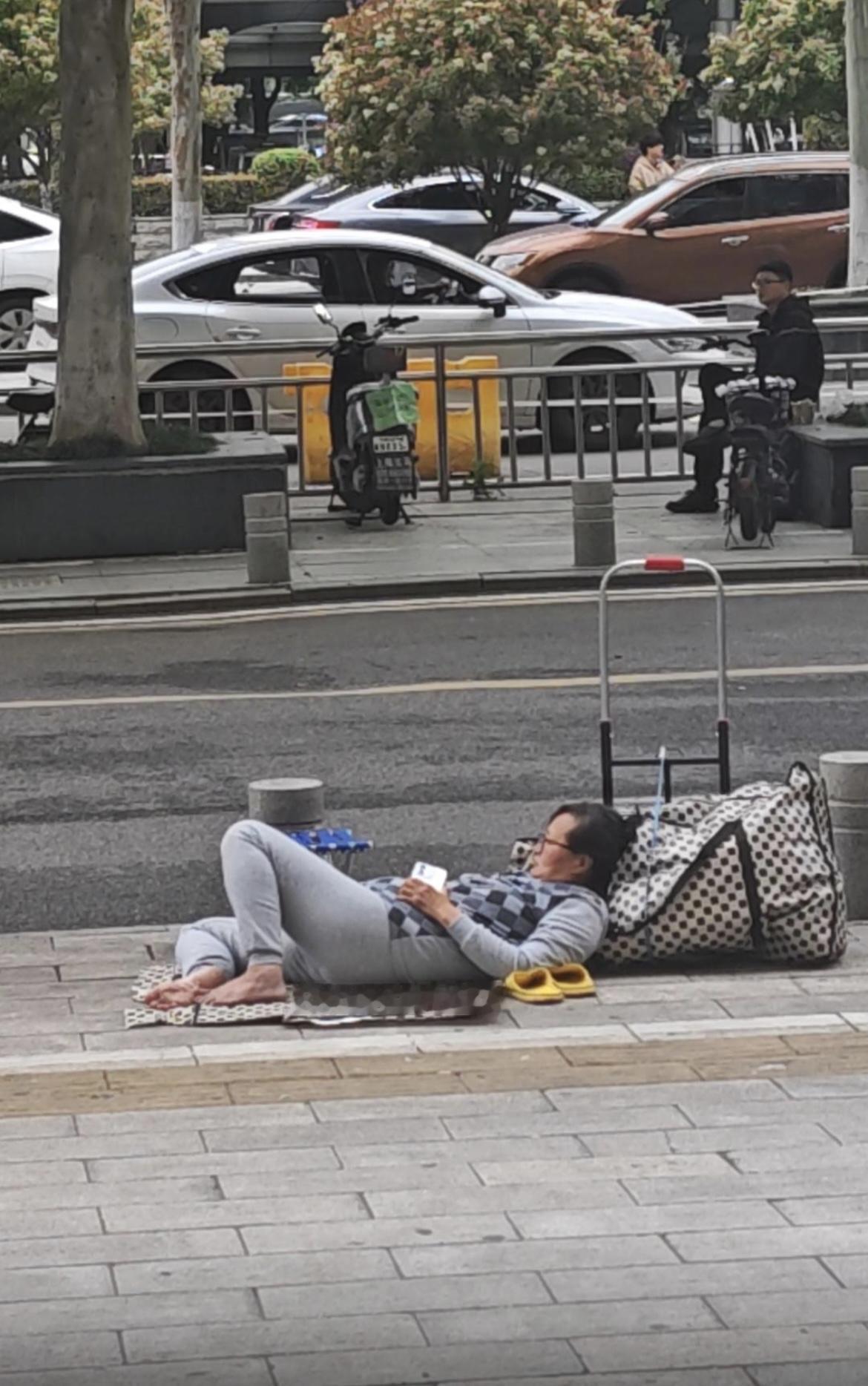 只要有梦想，到哪里躺都是夏威夷沙滩[呲牙笑]