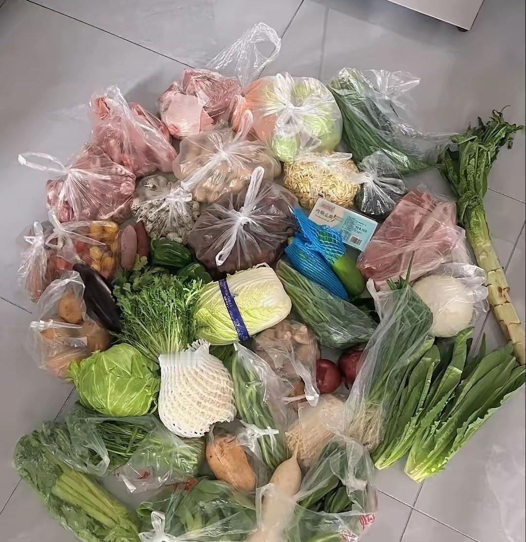 明天中秋放假，儿媳妇要回娘家，我儿子跟着跑了好几趟，拎回来的月饼、螃蟹、水果，把