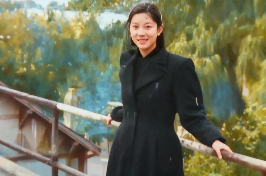 这张照片的主角是刘思齐，虽未施粉黛、未佩饰物，却难掩天生丽质。她是毛泽东长子毛岸