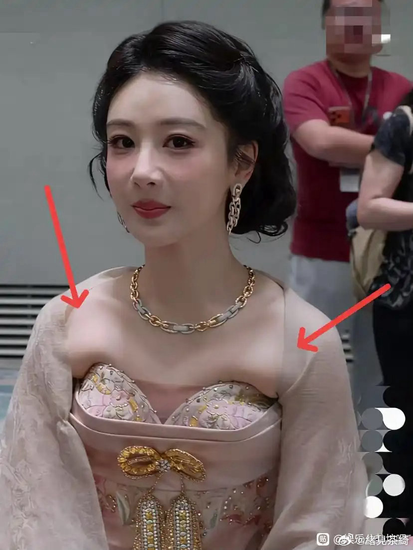 真是心疼杨紫啊，衣服勒得那么紧，看着都难受高定礼服不是量身定做的吗？为什么看着码
