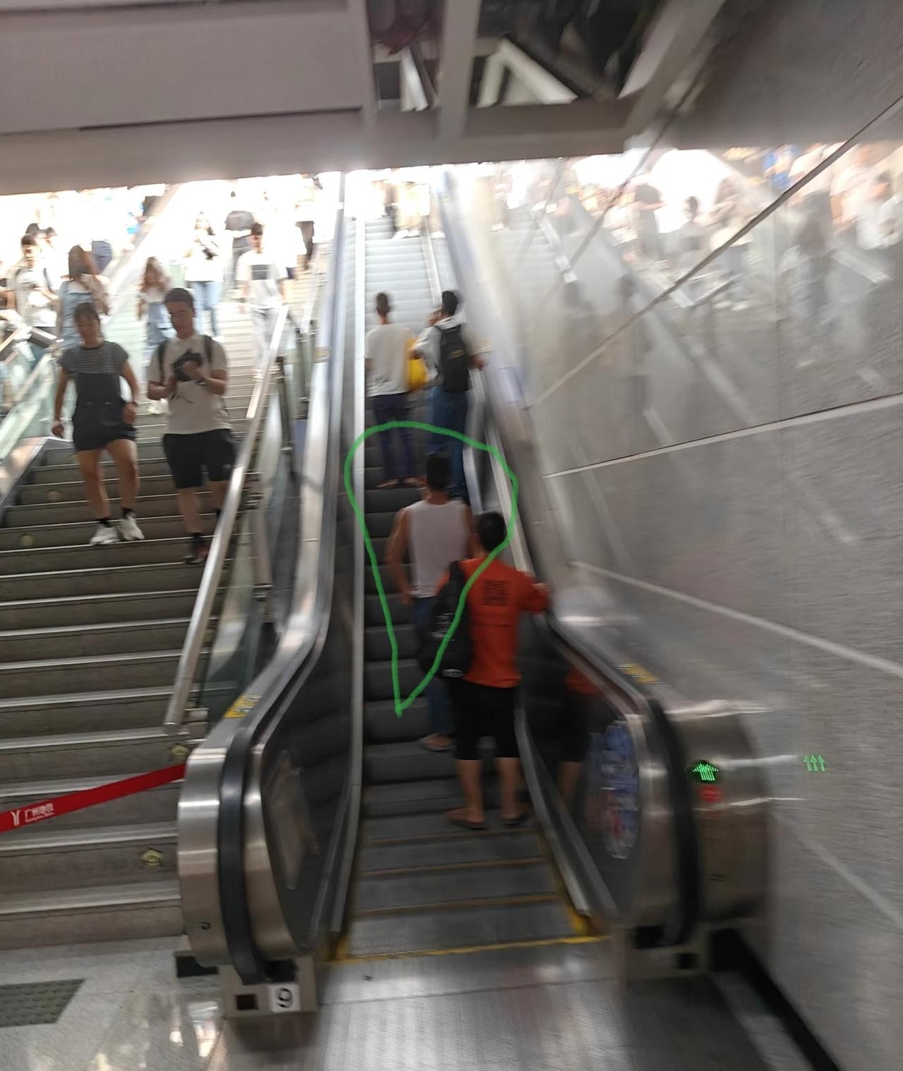 广州地铁站出现一批逃票党坐标同和地铁站，已经多次被人尾随出站或见到别人被尾随出