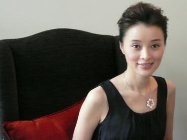 吴越说："我这辈子就谈过一次恋爱，如今54了，单身，没孩子，定居上海。好多人替我