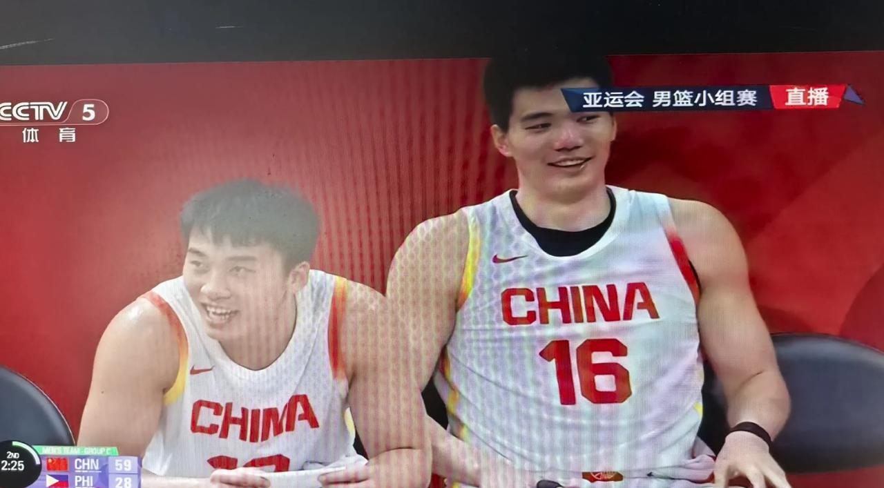 看王俊杰笑的！[捂脸哭][捂脸哭][捂脸哭]半场，中国男篮得了66分，只让菲律宾得30