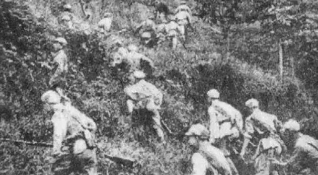 1948年，土匪打散迎亲队伍，围住花轿。匪首把新娘盖头一掀，直了眼：年轻漂亮！冲