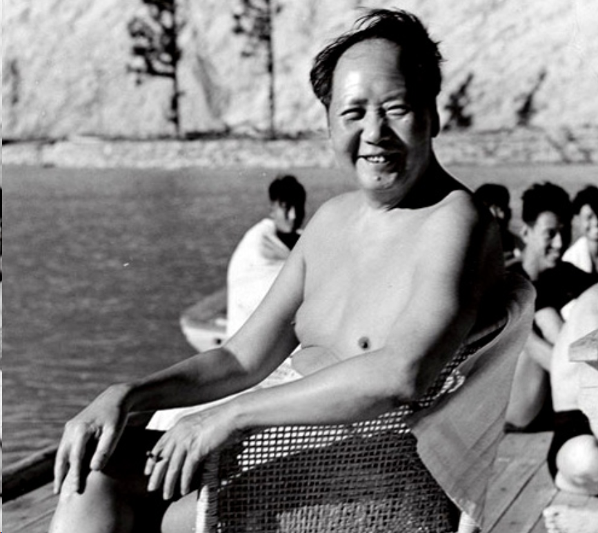 1954年，毛主席去北戴河游泳，遇上了当地的一名渔夫。渔夫并不清楚毛主席的真实身