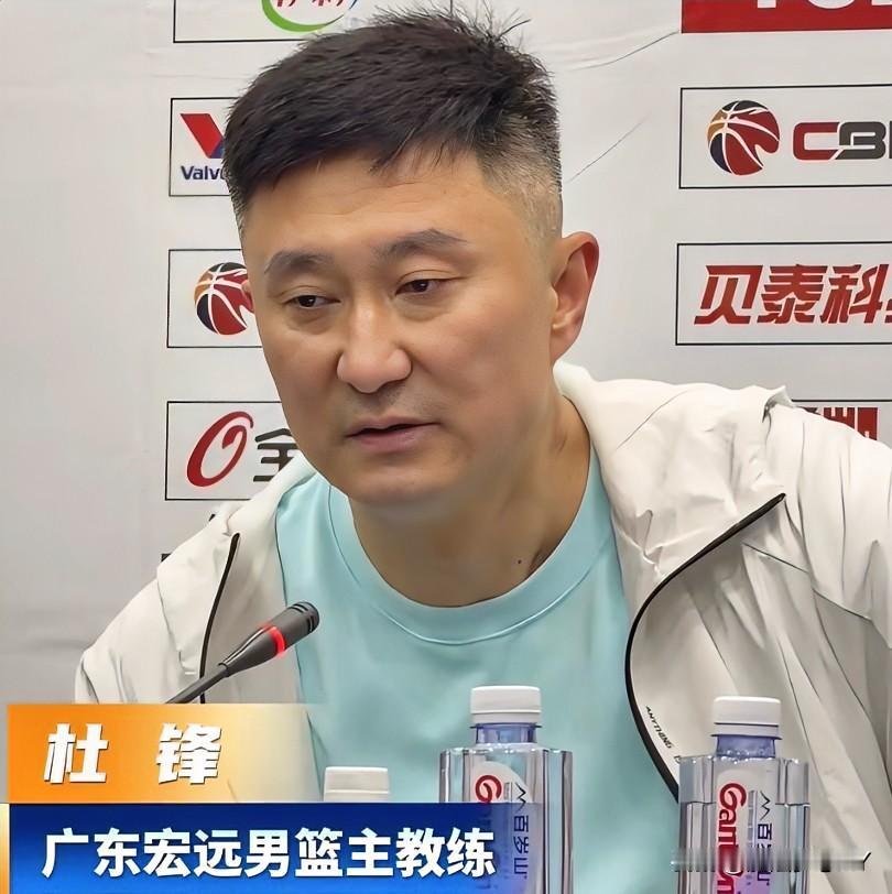 广东男篮大胜天津赛后，有个细节不得不说，杜锋对队内有些年轻球员的表现不满意
