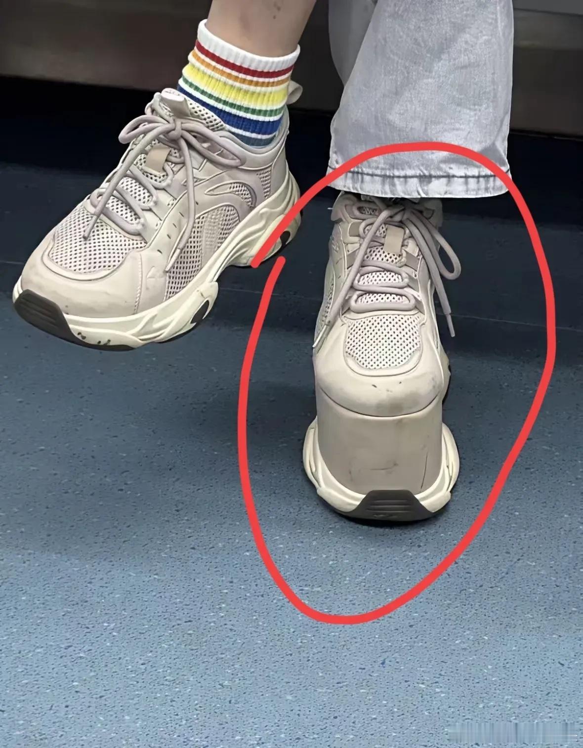 地铁上看到的，好奇了！这是什么鞋呀？怎么一高一低呢？谁懂啊？