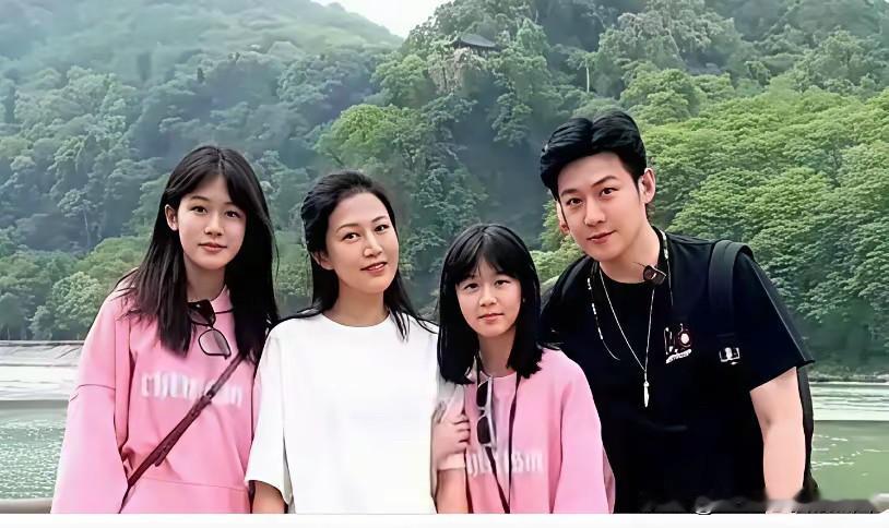 陆毅、鲍蕾一家四口外出旅游时拍的全家福，两个女儿这长相、身材简直绝了，他们生的俩