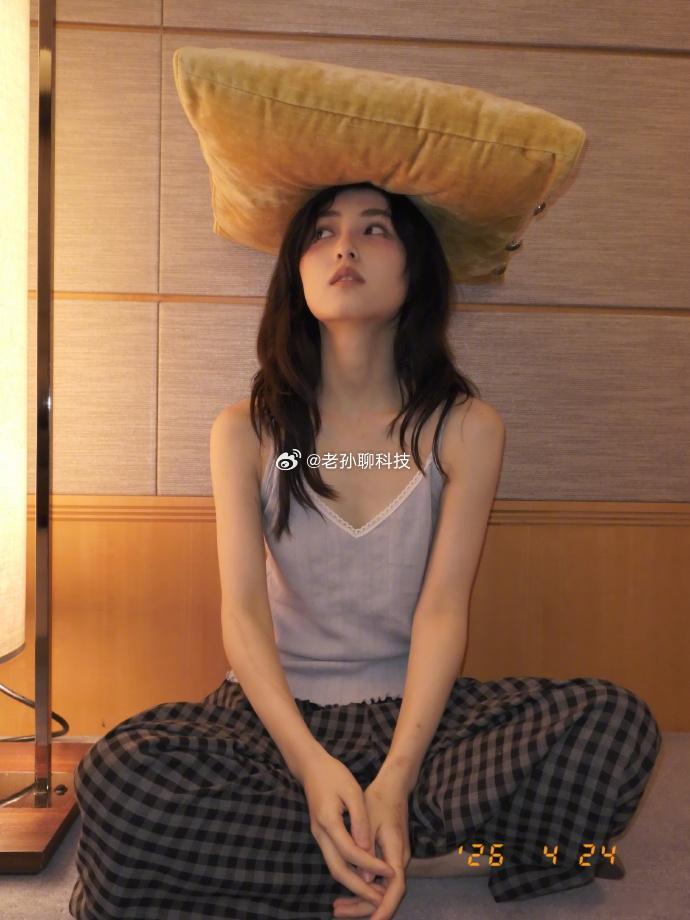 张子枫手臂都是伤疤想起当年香港电影无论是成龙的成家班，还是洪金宝的洪家班，那都是