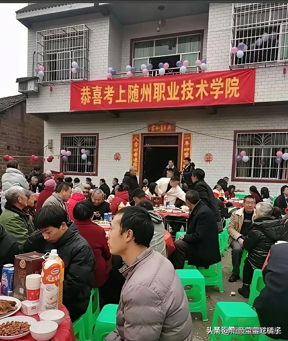 不懂就问，这样的酒席，一般随礼多少合适！