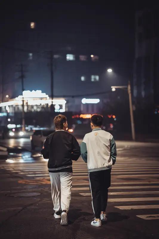 我接受不了女朋友有男闺蜜。之前相亲，本以为是一对一，结果女方带了男闺蜜。见面时我