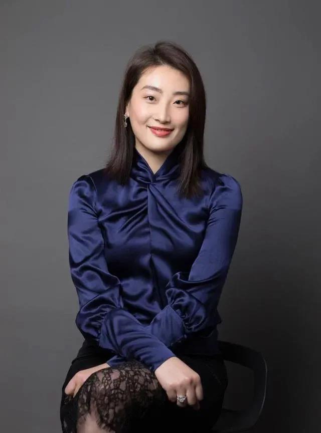 宗馥莉母亲施氏相信一定知道宗庆后在外面可能“家外有家”的事情。但是她选择隐忍，没