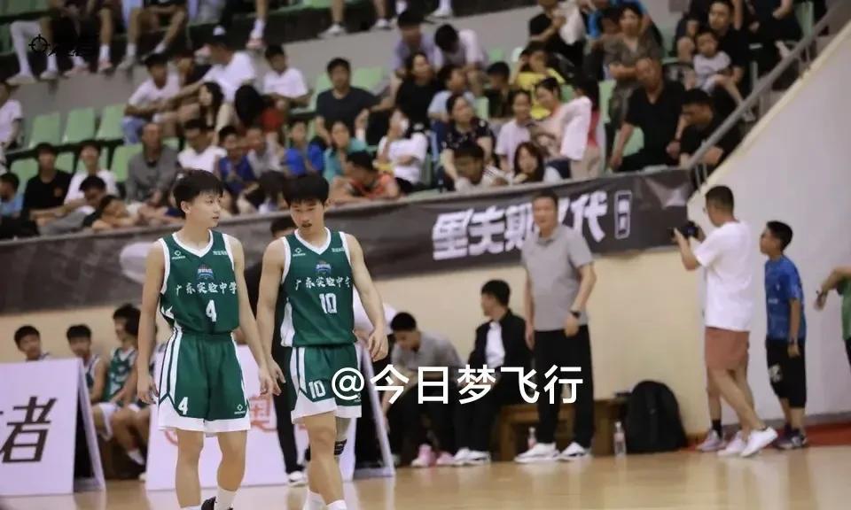 广东省实成就双料冠军！广州仔谈仁凯荣膺MVP！日前，广东省实验中学队以73-5