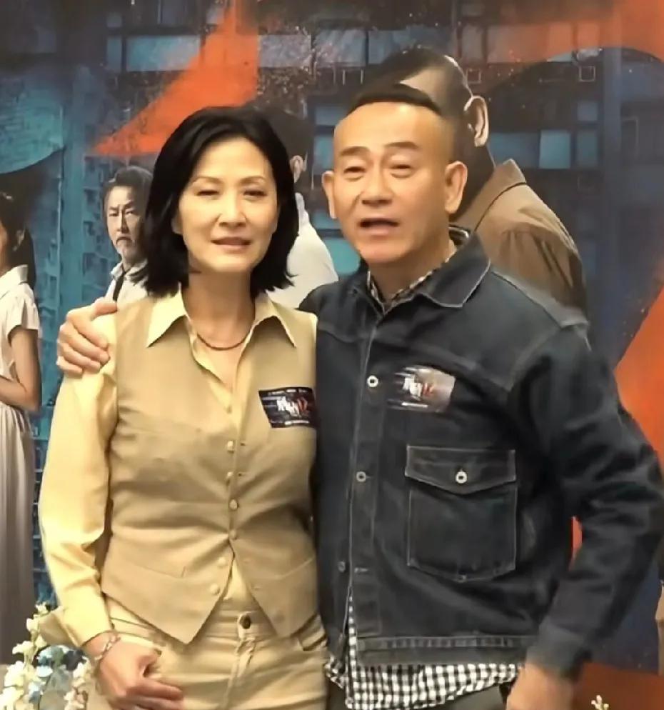 54岁陈慧珊和59岁林保怡同框，陈慧珊越老越漂亮了呢，脸上柔和了许多，林保怡这