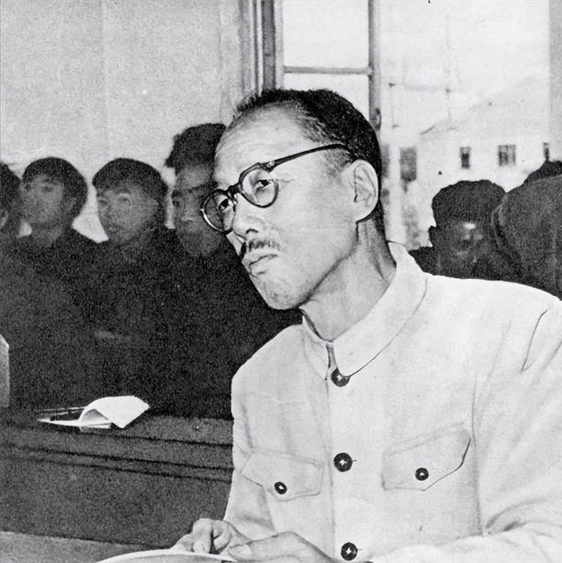 1975年冬天，北京医院特护病房里，康生瘦得只剩一把骨头。这个曾经帮江青整垮无数