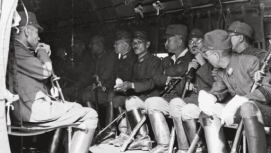 1945年，日军被苏联红军被押往了寒冷的西伯利亚。后来，活下来的日军战俘哭着回忆