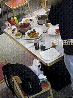 5月6日，陕西西安，一家自助餐厅，一对男女两人落座后自顾自大吃大喝，酒足饭饱之后