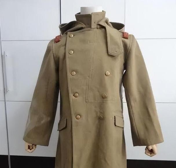 1939年，八路军营长缴获一件日军大衣，觉得材质不错，便送给杨成武。谁料，杨成武