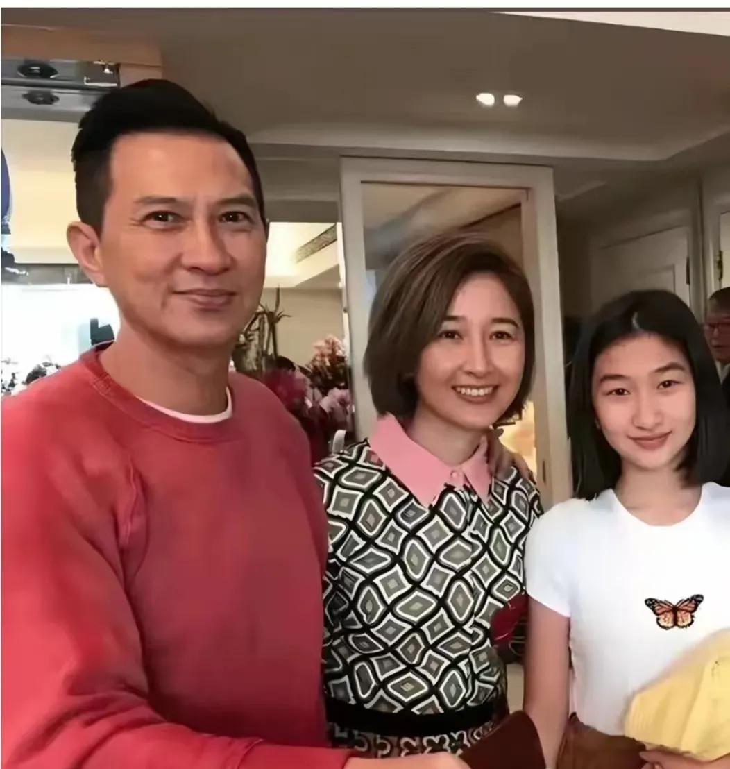 哇塞！张家辉一家同框超有爱家人们快看过来！图中从左到右，影帝张家辉、TVB当家