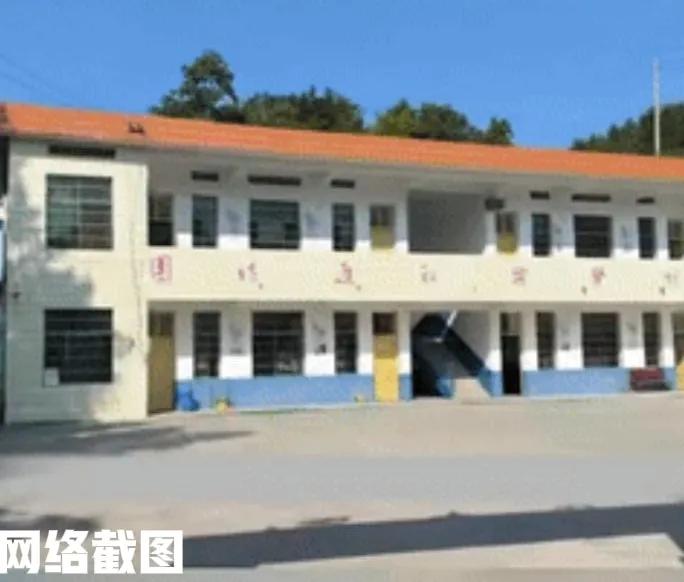 湖南邵阳有一乡村小学正常开学。只是今日学校的学生不是太多，整个一年级只出现一