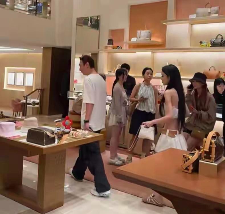 王思聪日本陪女网红扫货，女方超瘦身材引热议，网友直言瘦得吓人